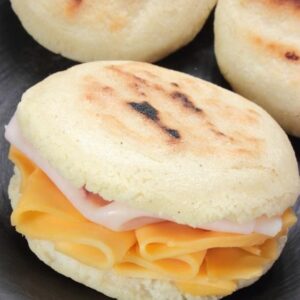 Arepa de Jamón y Queso Gouda
